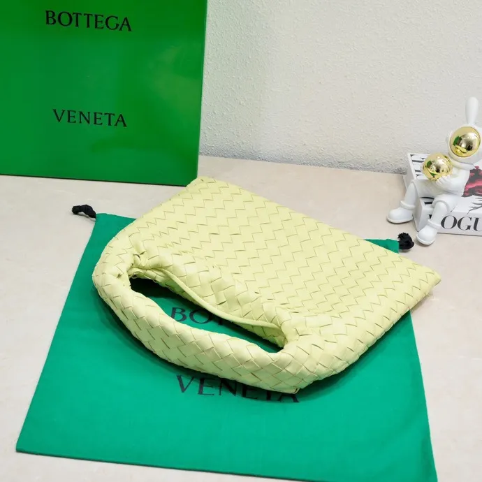 Batch 1860 #Bv new small HOP bag, the bag body and handles are made of a whole piece of woven leather. The bag body is soft and lazy. Hop symbolizes the praise of innovation and eternal craftsmanship [love]. The pyramid silhouette combines practicality and fashion. It is modern and casual. The double-sided closure design of the bag mouth is more convenient and safe! The cowhide texture also makes the bag more wear-resistant and durable. A must-have for fashionable ladies who like minimalism yet comfortable and casual! Size: 41x20.5x7.5, Model: 3966#